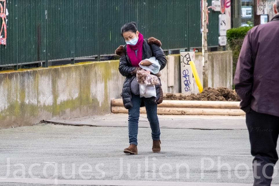 Femme asiatique dans la rue pendant le confinement