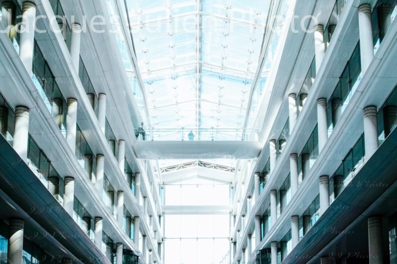 batiment bureaux moderne en verre