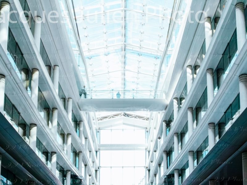 batiment bureaux moderne en verre