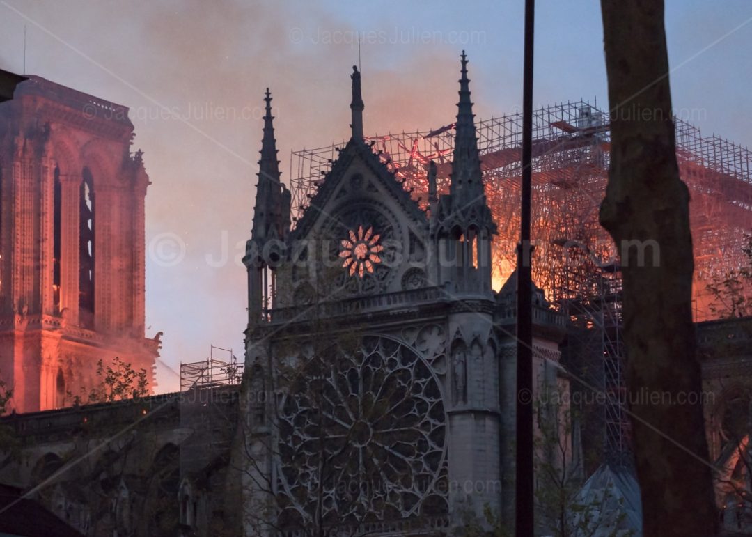 Vue rapprochée de la Cathédrale Notre-Dame de Paris en feu – 15 avril 2019