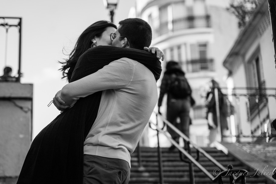 Jeune couple qui s'embrasse à Paris