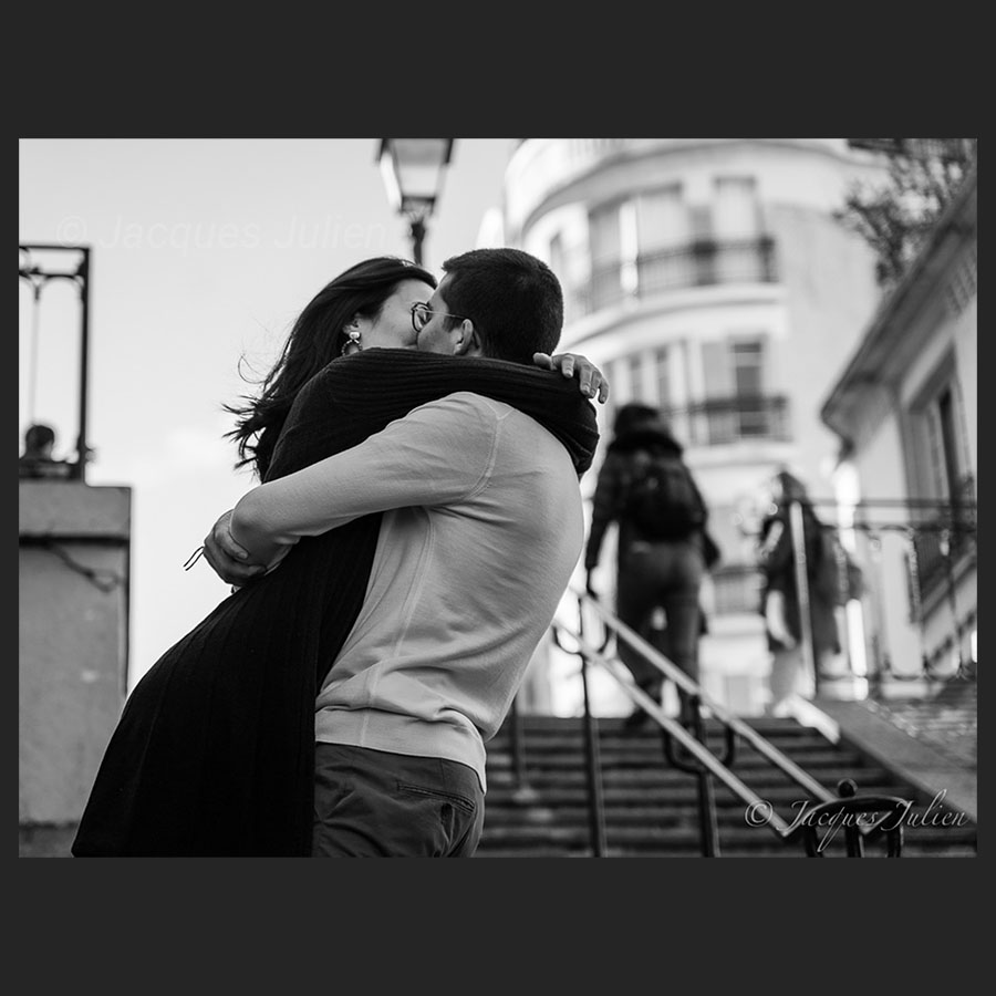 jeune couple qui s'embrasse à Montmartre